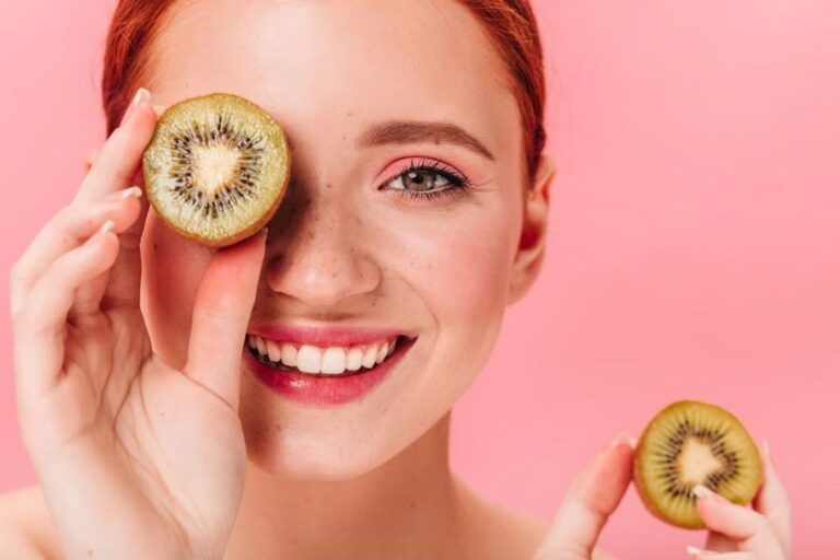 What are the health and beauty benefits of eating kiwifruit?